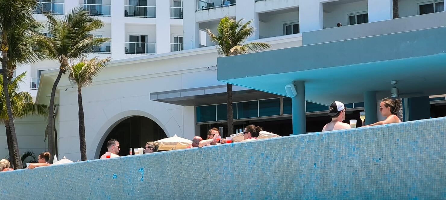 El gobierno de Quintana Roo determinó la suspensión de clases en todos los niveles, a partir del 4 y 5 de julio y declaró “Ley seca” desde el jueves, ante el avance del huracán Beryl. Foto. de Adriana Varillas