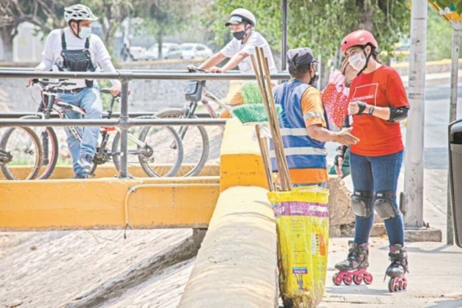 Con todo y raspones, candidata a diputada hace campaña en patines