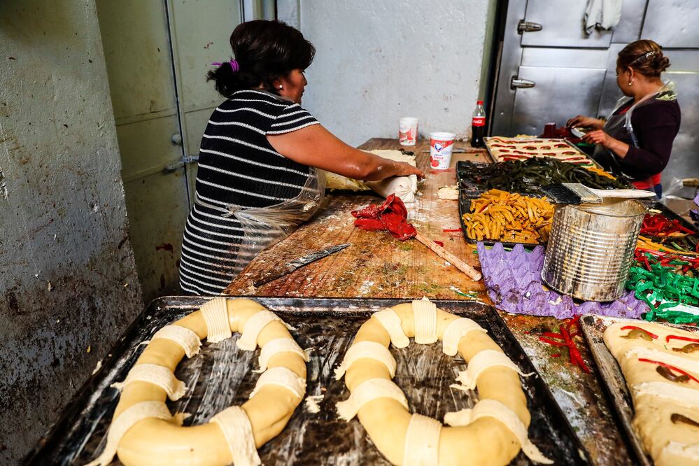 Elizabeth Hernández es una de las 15 empleadas que elaboran las Roscas de Reyes. Een compañía de su hermana mayor y de su sobrina viajan alrededor de dos horas desde su casa para llegar a su trabajo (YADIN XOLALPA. EL UNIVERSAL)