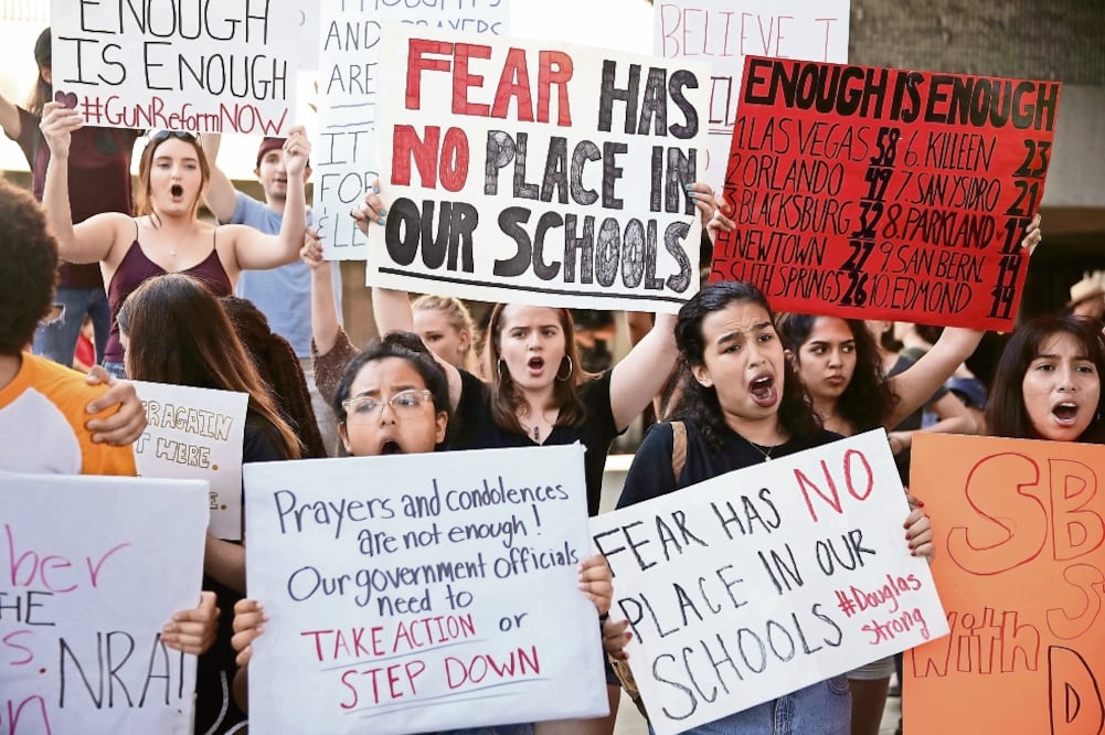 Manifestantes exigieron ayer afuera de la corte del condado de Broward, en Florida, un mayor control de armas en EU (AFP)