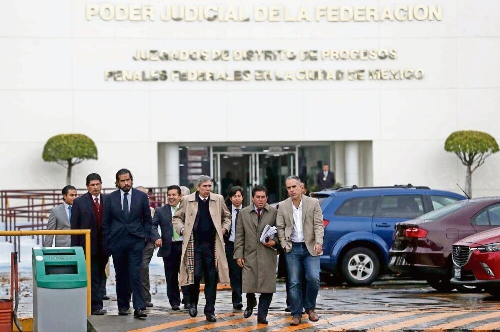 Antonio Lozano Gracia (de gabardina color beige), abogado defensor de Guillermo Padrés e hijo, dijo que su equipo apelará ambas decisiones judiciales, puesto que los derechos humanos de sus clientes han sido violados (FERNANDO RAMIREZ. EL UNIVERSAL)