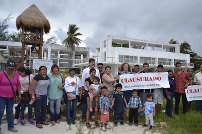 Jóvenes clausuran simbolicamente ex albergue en Cancún