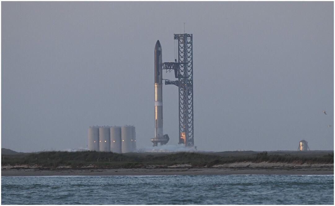 Starship y cohete Super Heavy minutos antes del lanzamiento frustrado del 17 de abril.