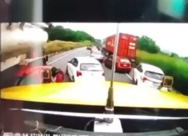 VIDEO del momento en que tráiler embiste varios autos en la autopista Siglo XXI