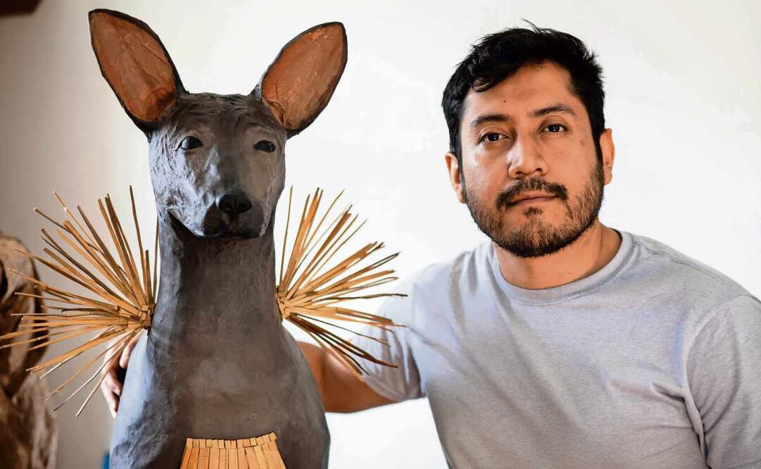 A sus 35 años, Antonio de Jesús Alonso ha experimentado con la pintura, escultura en barro y piedra hasta que llegó a la cartonería. Entre sus piezas más destacables se encuentra el xoloitzcuintle 19 de enero. Foto: Mario Arturo Martínez / EL UNIVERSAL