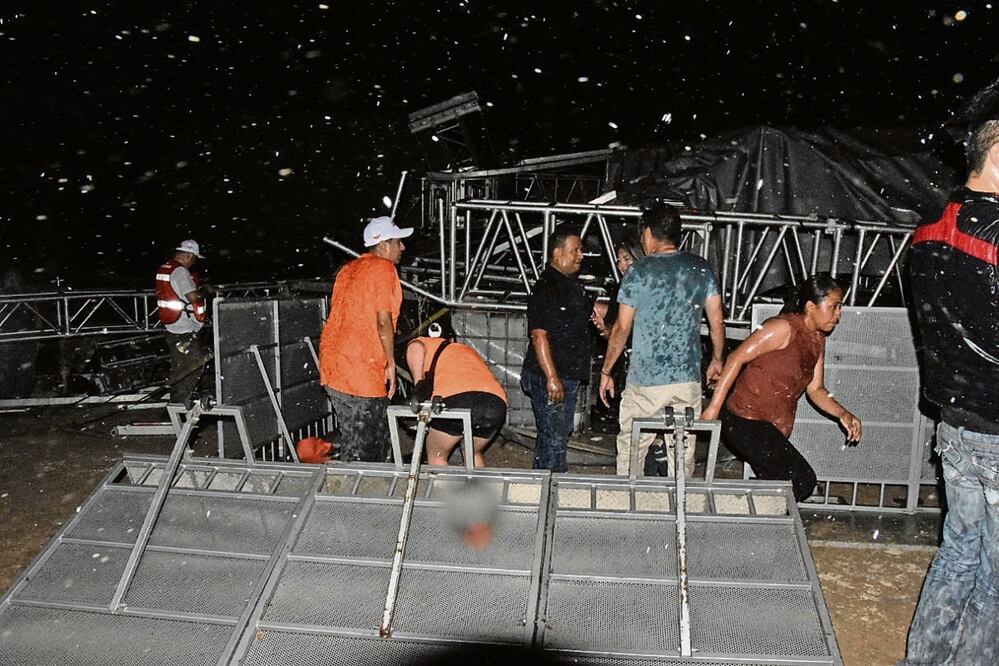 Después de que el escenario se viniera abajo, el caos reinó entre los asistentes al evento proselitista de Movimiento Ciudadano en San Pedro Garza García. Foto: de Emilio Vásquez. El Universal
