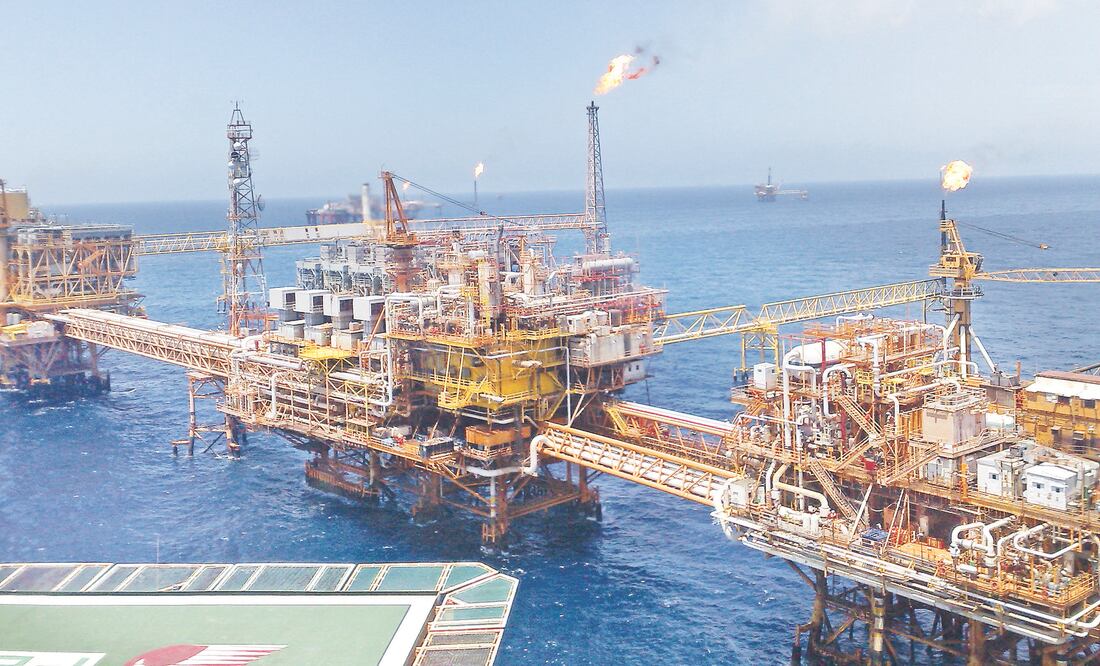 La calificadora de riesgo Standard & Poor’s prevé que el gobierno federal va a mantener su respaldo financiero a Petróleos Mexicanos. ARCHIVO EL UNIVERSAL