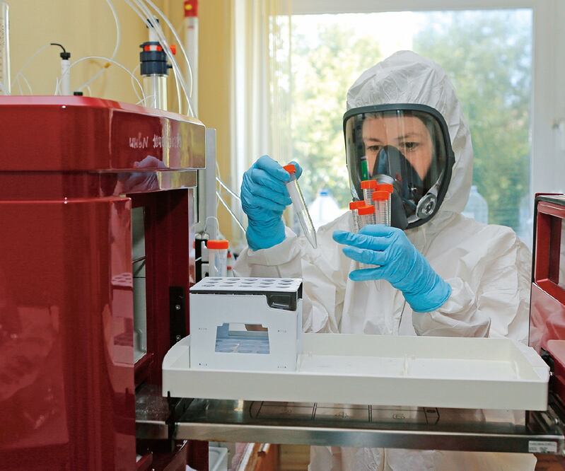 Un experto en el instituto Gamaleya, en Moscú, que ha producido el primer lote de la nueva vacuna contra el coronavirus. Foto: EFE