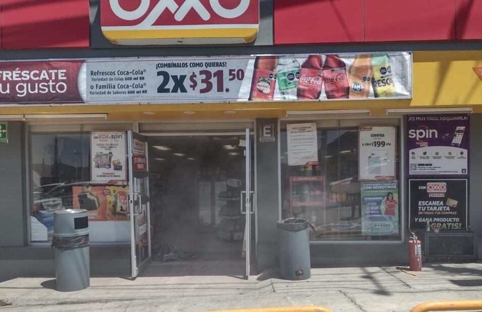 Los criminales también le prendieron fuego a unidades del servicio público y repartidoras Foto: Especial