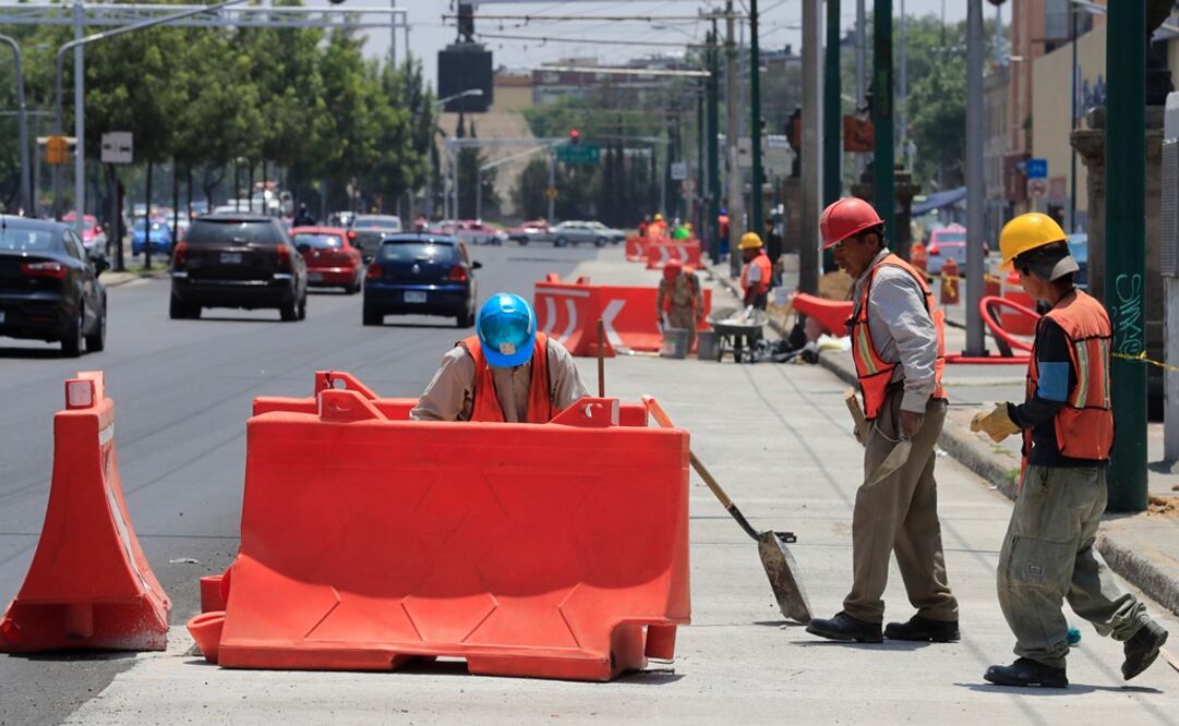 Algunos trabajadores de la L7 del Metrobús realizaron acabados de rejillas de drenaje pluvial en el carril confinado. (Foto: Irvin Olivares/El Universal)