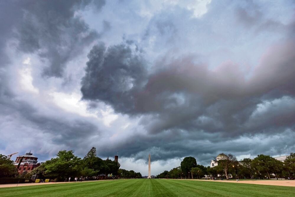 Nubes de tormenta, ayer al pasar sobre el National Mall en la capital estadounidense. Foto: JIM LO SCALZO. EFE