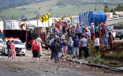 Chocan dos tráileres en la autopista Arco Norte y pobladores cometen rapiña