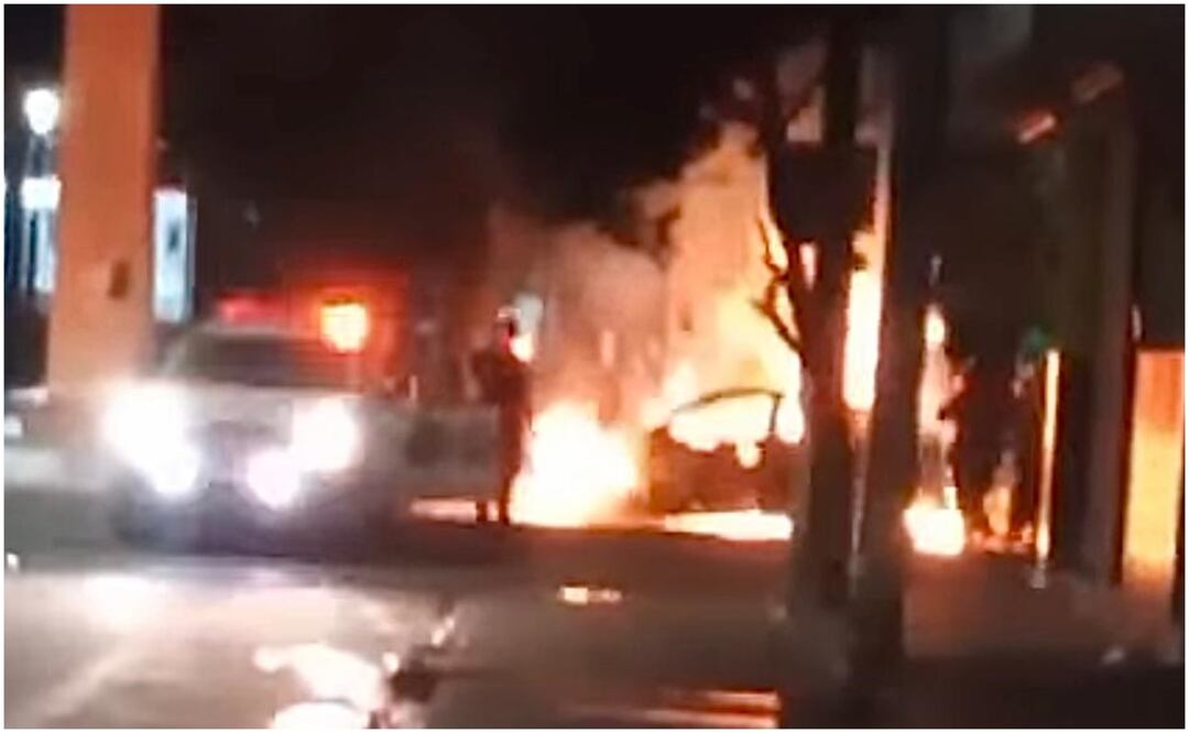Elementos de bomberos llegaron al lugar para sofocar el incendio y encontraron un vehículo en llamas, en su interior había dos mujeres. Foto: Captura de video