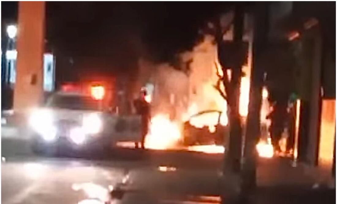 Elementos de bomberos llegaron al lugar para sofocar el incendio y encontraron un vehículo en llamas, en su interior había dos mujeres. Foto: Captura de video