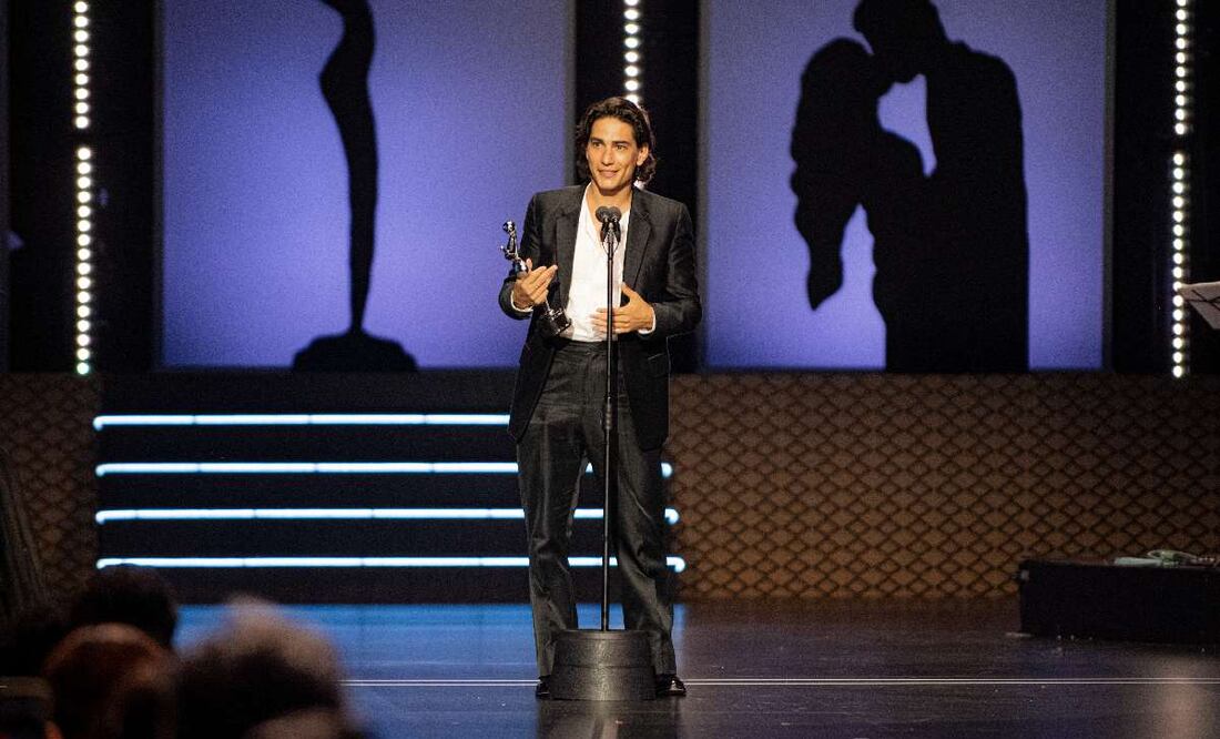 El protagonista de "La sociedad de la nieve" se llevó a casa el premio a mejor interpretación masculina. Foto: Cortesía Premios Latino.