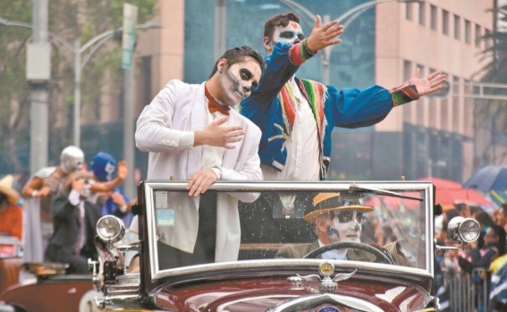 Capitalinos viven con alegría desfile de muertos