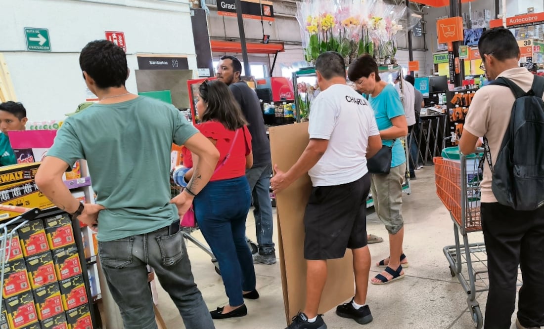 Habitantes de Quintana Roo abarrotaron mercados para abastecerse de comida enlatada, agua, cinta canela y madera para prevenirse ante el impacto del huracán Beryl. Foto: Adriana Varillas / EL UNIVERSAL