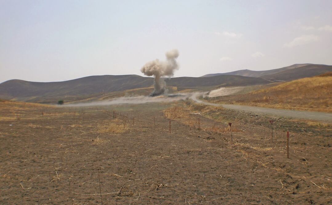 Una mina antitanque es detonada a distancia, sin causar daño, por los equipos de la Agencia de Acción contra las Minas de la República de Azerbaiyán. Fotos: GABRIEL MOYSSEN
