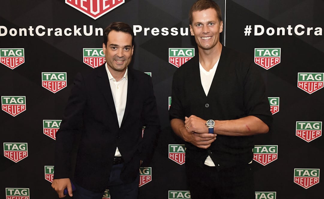 Tom Brady y la gente de TAG Heuer celebran el lanzamiento de este reloj. 