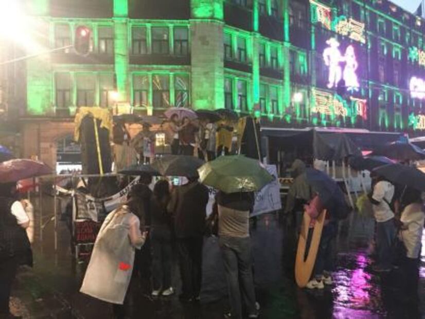 Damnificados por el 19-S llegan al Zócalo; exigen acceso a vivienda digna