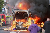 Manifestantes toman las calles de Belfast, Irlanda; un ataque con cuchillo desata nuevas tensiones