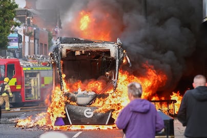 Manifestantes toman las calles de Belfast, Irlanda; un ataque con cuchillo desata nuevas tensiones