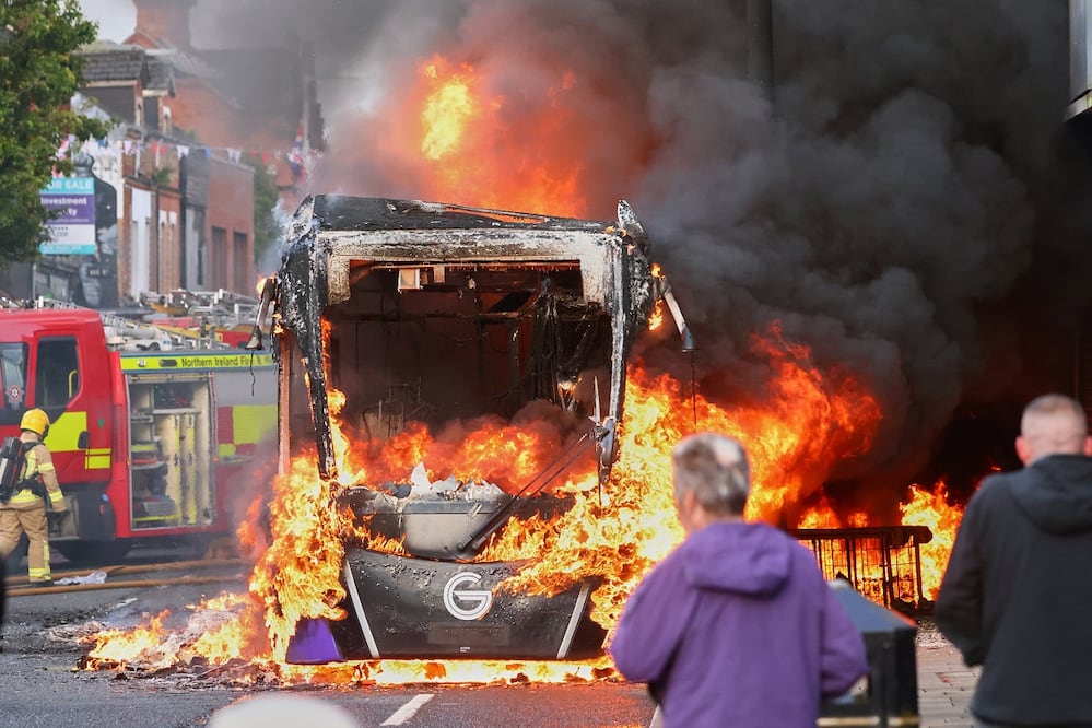 Manifesantes prendieron fuego a un camión durante una protesta en el este de Belfast. (09/06/26) FOTO: AP