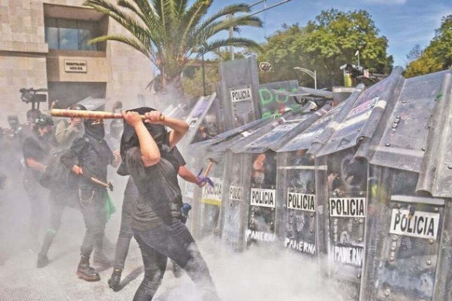 Feministas y policías chocan en protestas