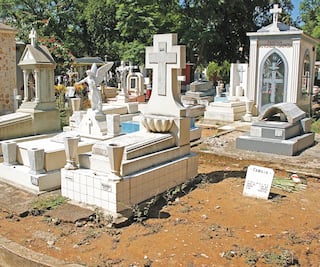 Panteones municipales cerrarán el Día de Muertos
