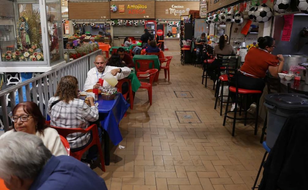Locatarios del Mercado Huipulco se las arreglan con los comensales extranjeros. Foto: Fernanda Rojas / EL UNIVERSAL.
