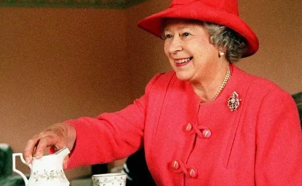 Al igual que los demás miembros de la familia real británica, Isabel II disfruta de la hora del té. Foto: David Cheskin/PA Wire