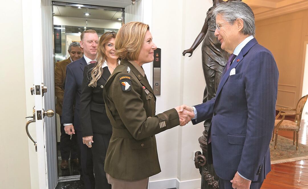 La jefa del Comando Sur de EU, Laura Richardson (izq.), saluda al presidente Guillermo Lasso en el Palacio de Gobierno, en Quito. 