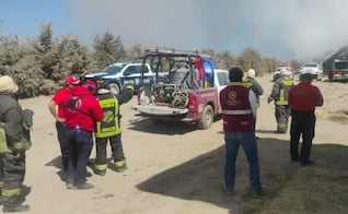 Mantienen alerta ambiental en dos municipios de Tlaxcala por incendio en relleno sanitario en Puebla; calidad del aire es mala