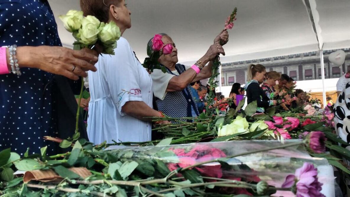 La Agencia de Gestión Urbana llevó a cabo un taller sobre arreglos florales en la explanada del Zócalo (Foto: Tomada de @GobCDMX)