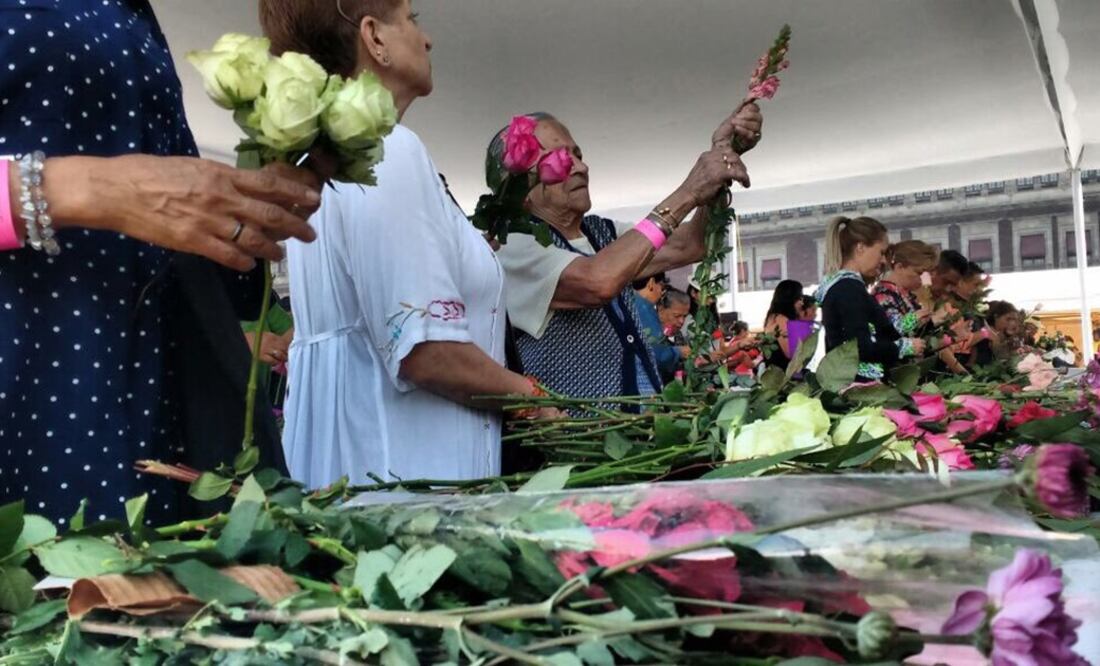 La Agencia de Gestión Urbana llevó a cabo un taller sobre arreglos florales en la explanada del Zócalo (Foto: Tomada de @GobCDMX)