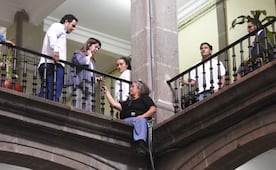 Activista con discapacidad sube a cornisa del Palacio de Gobierno; protesta por alza al transporte en Morelos