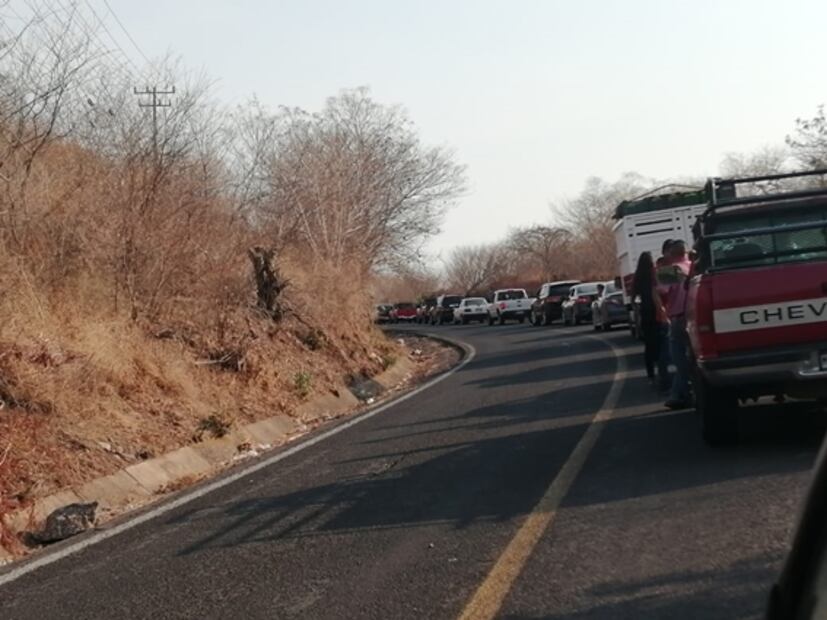Grupos armados dañan carretera que comunica a Aguililla, Michoacán