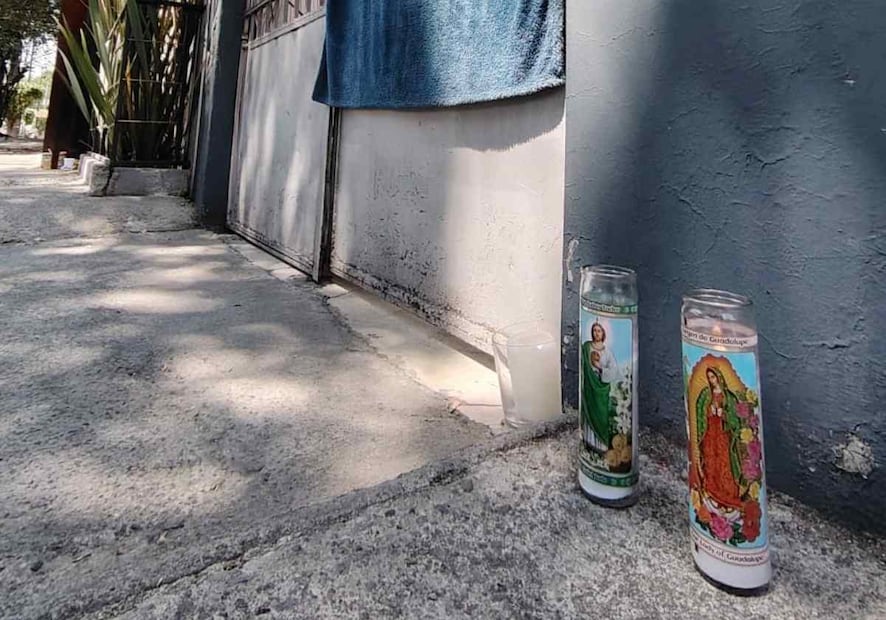 Al exterior, vecinos colocaron tres veladoras, a un costado de la entrada. Foto: Especial