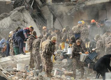 Terremoto en Turquía y Siria: Más de mil 300 muertos y cientos de heridos tras el sismo de 7.8