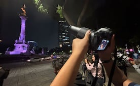 Fotógrafos se congregan en el Ángel de la Independencia para capturar el eclipse lunar; nubes dificultan visibilidad
