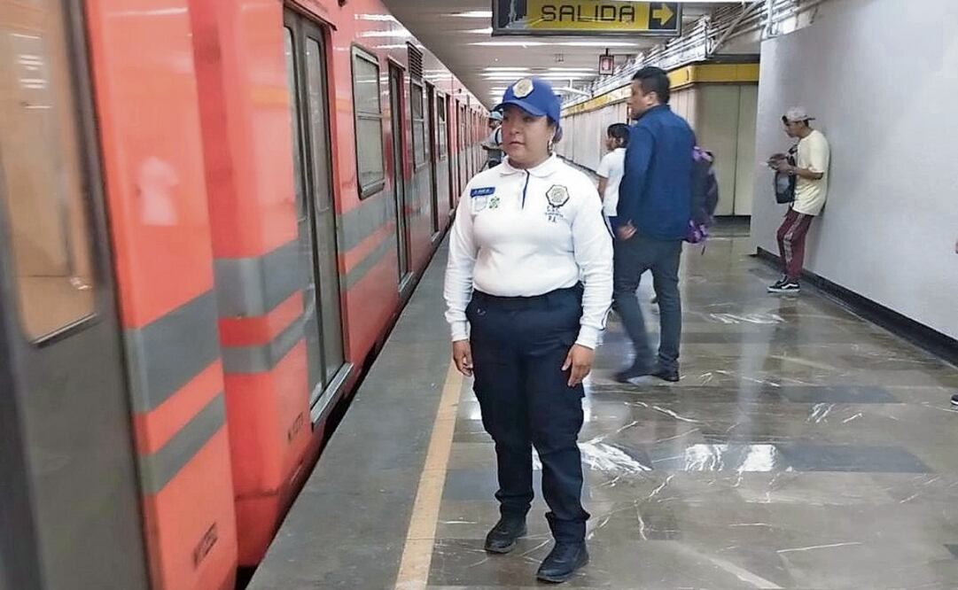 La oficial de la SSC Carolina Ruiz devolvió un monedero extraviado en la estación Misterios. Foto: Especial