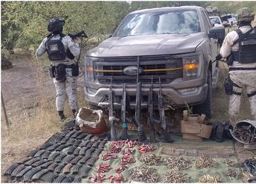 Aseguran explosivos, armas y cartuchos útiles en Nogales, Sonora; estaban en una camioneta abandonada