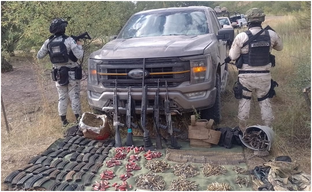 Elementos del Ejército y Guardia Nacional aseguran artefactos explosivos, armas y cartuchos útiles en Sinaloa (04/10/2024). Foto: Guardia Nacional