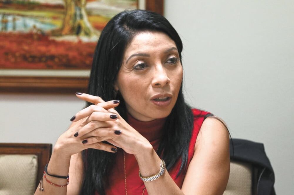 Esthela Damián Peralta, titular del DIF-CDMX, informa que a partir de septiembre servirán a estudiantes comida con mejor valor nutrimental. Foto/CARLOS MEJÍA. EL UNIVERSAL