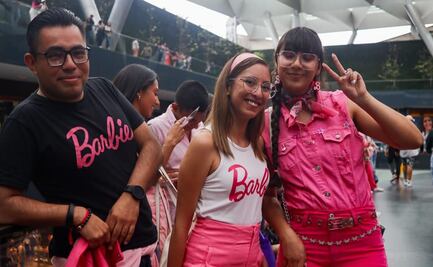 Fans de "Barbie" pintan de rosa Parque Toreo en espera de Margot Robbie