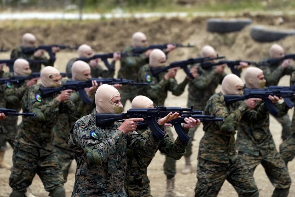 Combatientes del grupo militante libanés Hezbolá realizan un ejercicio de entrenamiento en la aldea de Aaramta en el distrito de Jezzine, en el sur del Líbano, el 21 de mayo de 2023. Foto: AP