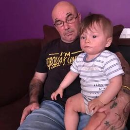 Bebé de dos años murió de inanición: lo hallaron acurrucado, junto al cadáver de su padre