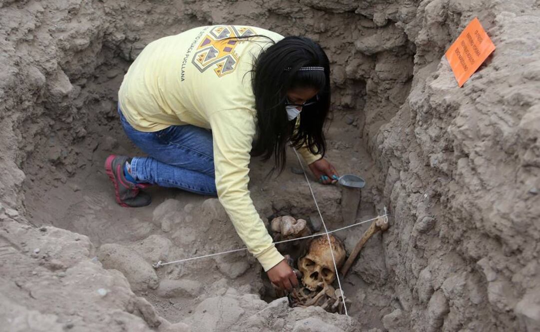 Los individuos estaban colocados hacia el sureste, en posición sentada, envueltos con tejidos, sogas y acompañados con ofrendas como vasijas de cerámica. (FOTOS: EFE)