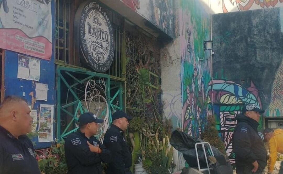 Policías locales resguardan el sitio para impedir que el grupo de choque pueda regresar a intentar tomarlo por la fuerza y agredir a los encargados del centro cultural. Foto: Especial