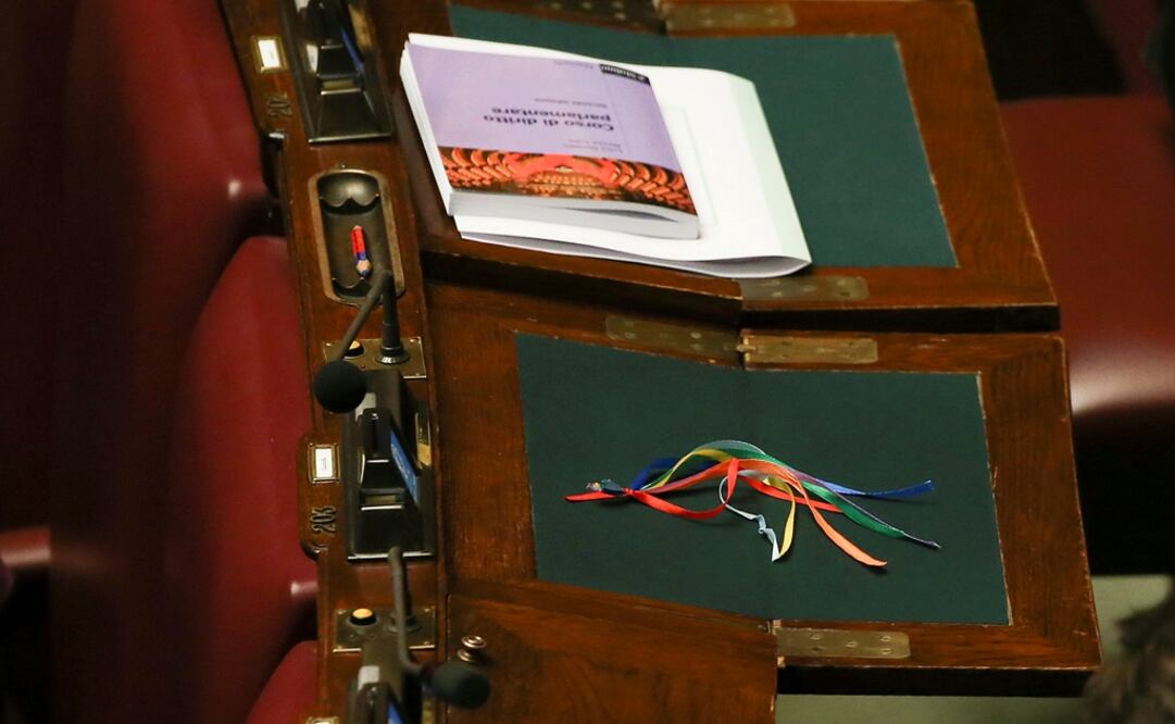 Listones de colores se encuentran sobre los asientos de los legisladores antes de la votación definitiva. (Reuters)